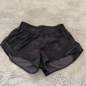 Black camo lululemon hotty hot shorts 2.5in